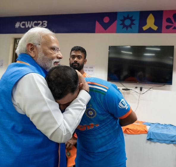 Mohammed Shami Ko Gale Lagate Hue PM Modi Ki Photo Hui Viral, Team India Ke Dressing Room Me Pohanche Narendra Modi