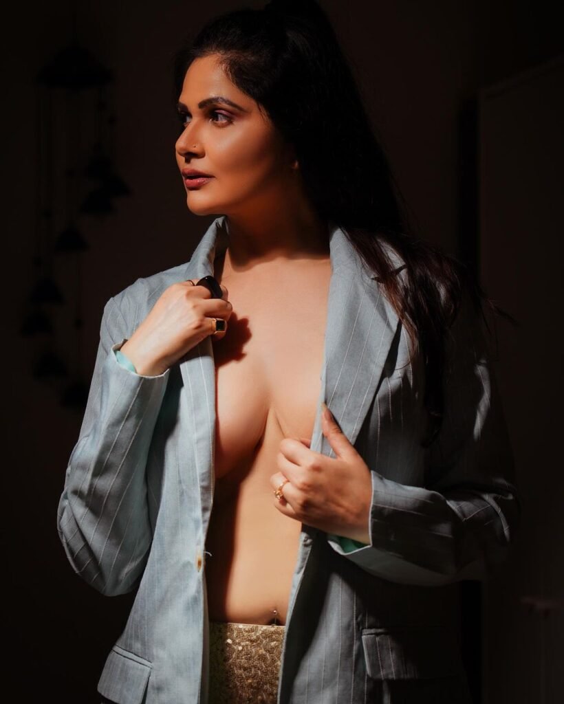 Aabha Paul: इंस्टाग्राम की Sexy Queen, भारतीय सिनेमा की जलवा भरी सितारा! ✨🎬