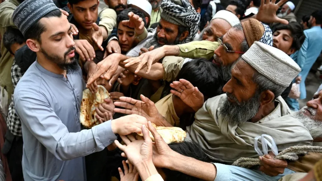 भूखे नंगे Pakistan के लिए बड़ी ख़ुशख़बरी, 70 करोड़ डॉलर का राहत पैकेज: नई उम्मीद की किरण? tak update
